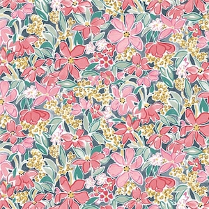 Könnte beinhalten: Ein nahtloses Muster mit rosa und roten Blumen mit gelben Akzenten auf blauem Hintergrund. Die Blumen sind stilisiert und haben einen Aquarell-Effekt.