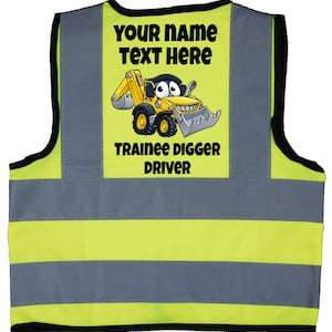 Könnte beinhalten: Gelbe und graue Sicherheitsweste mit reflektierenden Streifen. Die Weste hat einen Comic-Bagger mit dem Text "YOUR NAME TEXT HERE" und "TRAINEE DIGGER DRIVER" auf der Rückseite.