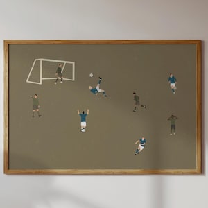 Puede incluir: Una impresión enmarcada con una ilustración de un partido de fútbol. La obra de arte representa a jugadores en acción en un campo verde, con una portería y un balón. Los jugadores visten uniformes de varios colores. El marco es de madera.