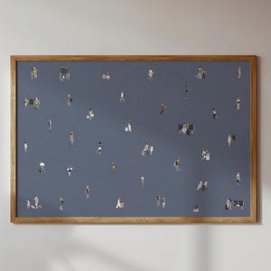 Puede incluir: Una impresión artística enmarcada con un fondo azul, poblada por numerosas figuras pequeñas. Las figuras están en diferentes poses, lo que implica una multitud o una reunión. El marco es de madera marrón claro.