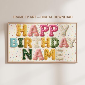 Puede incluir: Una impresión de arte digital rectangular para pantalla de televisión con el texto HAPPY BIRTHDAY NAME en letras con forma de rosquillas coloridas con glaseado y chispas sobre un fondo crema con chispas multicolores dispersas.