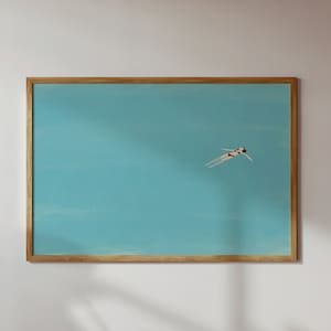 Chica flotando en la piscina / Arte de pared de natación horizontal / Impresión de piscina / Arte minimalista de playa / Opción de impresión física