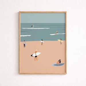 Puede incluir: Una impresión artística enmarcada que representa una escena de playa con surfistas. La obra presenta una playa de arena, un océano turquesa y varias figuras con tablas de surf. El estilo es minimalista, con una paleta de colores apagados y formas simples.