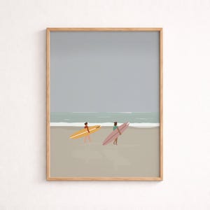 Puede incluir: Lámina artística enmarcada que representa a dos personas caminando por una playa, cada una llevando una tabla de surf. Las tablas de surf son amarillas y rosas. La obra de arte tiene un estilo minimalista con una paleta de colores apagados de gris, beige y verde mar.