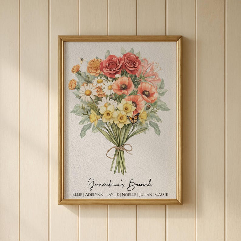 Op de afbeelding: Een ingelijste bloemenprint met een aquarelboeket van rode rozen, oranje klaprozen, madeliefjes en gele narcissen. Het boeket is vastgebonden met touw en bevat een kleine vlinder. De tekst "Grandma's Bunch" staat eronder.