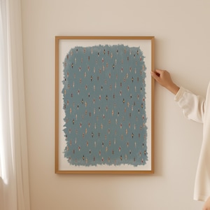 Könnte beinhalten: Ein gerahmter Druck mit blauem Hintergrund und einem sich wiederholenden Muster aus kleinen Figuren in verschiedenen Farben, die Menschen im Wasser darstellen.