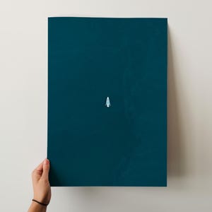 Impresión de un pequeño barco en el océano / Arte de agua de mar oscura / Decoración de casa de playa náutica azul / Arte de casa de piscina de lago Descarga digital / Arte de pared imprimible
