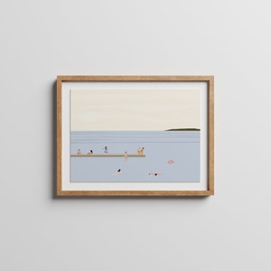 Może przedstawiać: Ilustracja w ramie przedstawiająca jasnoniebieski ocean z ludźmi pływającymi i stojącymi na drewnianym pomoście. Niebo jest jasnoż&oacute;łte z odcieniem r&oacute;żu.