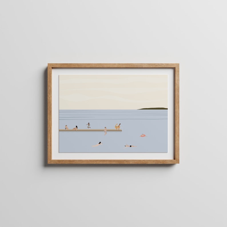 Może przedstawiać: Ilustracja w ramie przedstawiająca jasnoniebieski ocean z ludźmi pływającymi i stojącymi na drewnianym pomoście. Niebo jest jasnoż&oacute;łte z odcieniem r&oacute;żu.