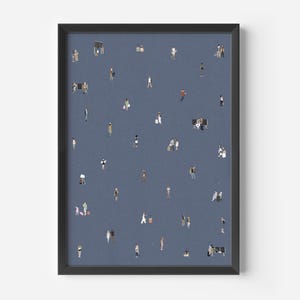 Pode incluir: Uma impressão de arte de parede emoldurada com um fundo azul escuro povoado por numerosas pequenas figuras ilustradas de pessoas em várias poses, algumas de pé, a caminhar ou sentadas, criando um padrão disperso por toda a superfície.