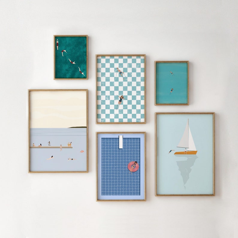 K&ouml;nnte beinhalten: Ein Set aus sechs gerahmten Drucken mit verschiedenen Szenen von Menschen, die in einem Pool schwimmen und sich entspannen. Die Drucke haben alle einen &auml;hnlichen Stil mit einem hellblauen Hintergrund und einfachen Illustrationen. Die Drucke sind perfekt, um jedem Raum einen Hauch von Sommer zu verleihen.