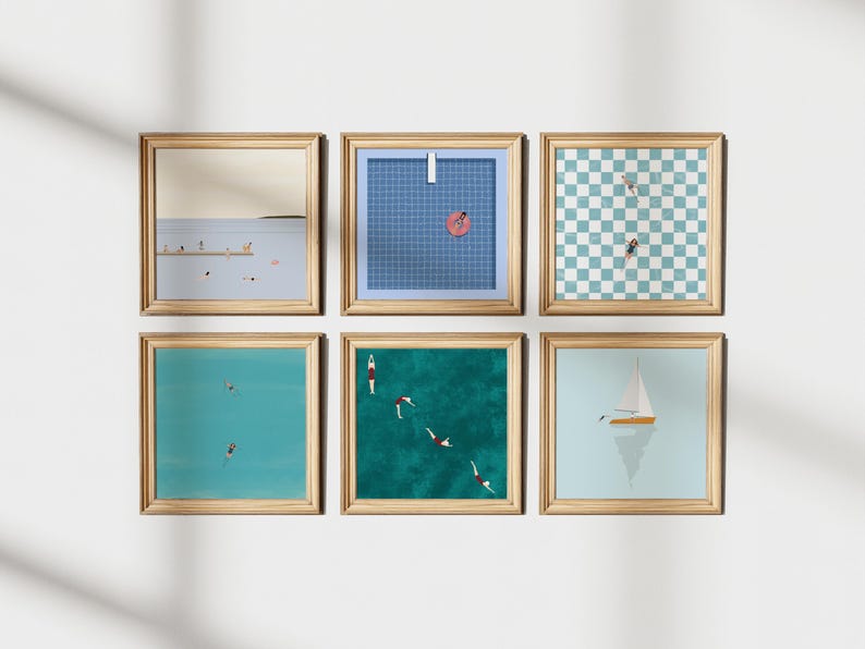 K&ouml;nnte beinhalten: Sechs gerahmte Illustrationen eines Schwimmbads, einer Strandszene und eines Segelboots. Die Illustrationen sind in einem hellblauen, t&uuml;rkisfarbenen und wei&szlig;en Farbschema gehalten.