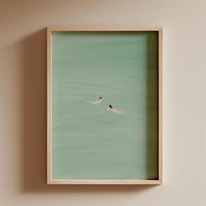 Impresión de mujeres flotando en la piscina / Arte de pared de piscina de pareja de amigos / Lindo póster de verano, decoración de casa de playa de piscina verde claro Descarga digital