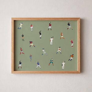 Könnte beinhalten: Ein gerahmter Druck mit Baseballspielern in verschiedenen Posen. Die Spieler in bunten Uniformen sind vor einem gedämpften grünen Hintergrund dargestellt. Der Holzrahmen verleiht dem Kunstwerk einen klassischen Touch.