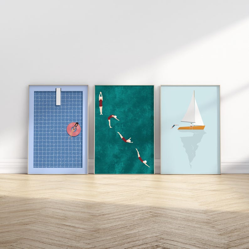 K&ouml;nnte beinhalten: Drei gerahmte Drucke mit einem Sommerthema. Der erste Druck zeigt einen blauen gekachelten Pool mit einer Person, die auf einem rosa aufblasbaren Ring schwimmt. Der zweite Druck zeigt ein t&uuml;rkisfarbenes Meer mit vier Personen, die ins Wasser springen. Der dritte Druck zeigt ein wei&szlig;es Segelboot auf einem hellblauen Meer.