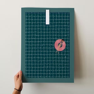 Impresión de piscina / Mujer flotando en el agua con tubo rosa / Arte de agua oscura / Lindo póster de pared de verano para decoración de piscina / Descarga digital
