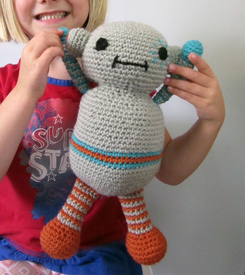 Crochet Stuffed Robot Amigurumi, stuffed robot, amigurumi animals, baby gift, stuffed animals, baby gift for boys, toddler gift, boy toddler image 4