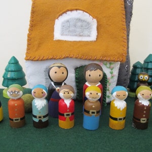 Snow White and the Seven Dwarfs Peg Doll set