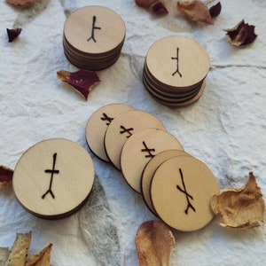 conjunto de 20 peças de ogham celtas feitas à mão, queimadas em madeira - ferramenta para bruxaria - para bruxas, pagãos e wiccanos