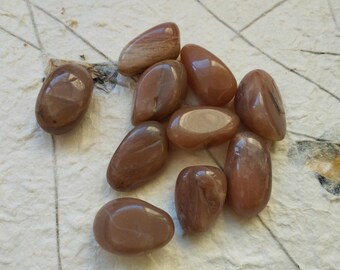 1 pc tumbled peach Moonstone crystal  - tool for witchcraft - perfect for witches, pagans and wiccans