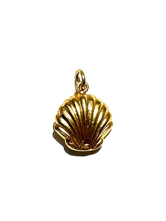 22KT Clam Shell Pendant