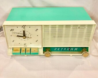 Radio AM de tubo color turquesa espuma de mar General Electric modelo C427A C 427A ENERGÍA ESTÁTICA