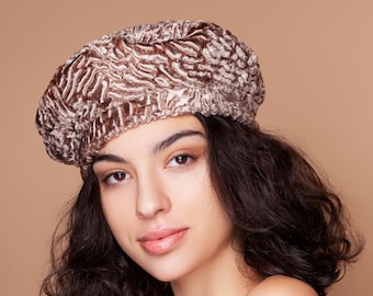 Bonnet béret doré. Chapeaux français. Chapeau élégant en fourrure. Béret tendance. Béret en velours. Bérets d'hiver en fourrure. Fourrures écologiques exclusives par Tissavel (France)