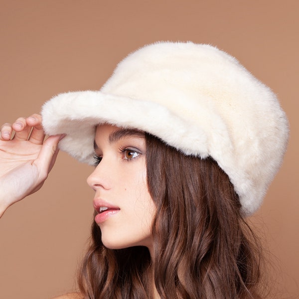 Bonnet en fourrure blanche. Bonnets en fourrure. Casquette de luxe. Casquettes femme. Bonnet d'hiver femme. Chapeau de fourrure pour femme. Bonnet en fourrure pour femme. Fourrures écologiques exclusives par Tissavel (France)