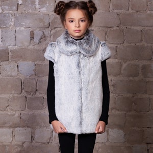 Chaleco infantil de chinchilla. Chaleco infantil de invierno. Chaleco infantil de invierno para niñas. Chaleco para adolescentes. Abrigo infantil plateado. Pieles ecológicas exclusivas de Tissavel (Francia).