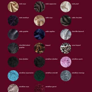 Pu&ograve; includere: Una tabella colori con varie texture e colori di pelliccia, tra cui visone, zibellino, cincill&agrave; e astrakan. Ogni campione &egrave; etichettato con il suo nome, come "mink onyx" e "sable sapphire". L'immagine ha uno sfondo bordeaux con il marchio "furamur" in alto.