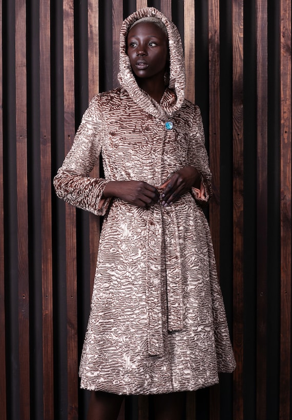 Pelliccia con cappuccio francese. Cappotti da donna. Cappotti stile tulipano. Cappotto da donna con cappuccio. Cappotto con cappuccio per adolescenti. Pellicce ecologiche esclusive di Tissavel Francia...