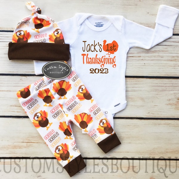 Babyjongens eerste Thanksgiving-outfit, aangepaste naam, witte babyromper, legging en muts met kalkoenen, Thanksgiving-outfitset voor babyjongens