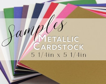 Puede incluir: Muestras de cartulina metálica en varios colores, dispuestas en forma de abanico. La cartulina mide 5 1/4 pulgadas por 5 1/4 pulgadas.