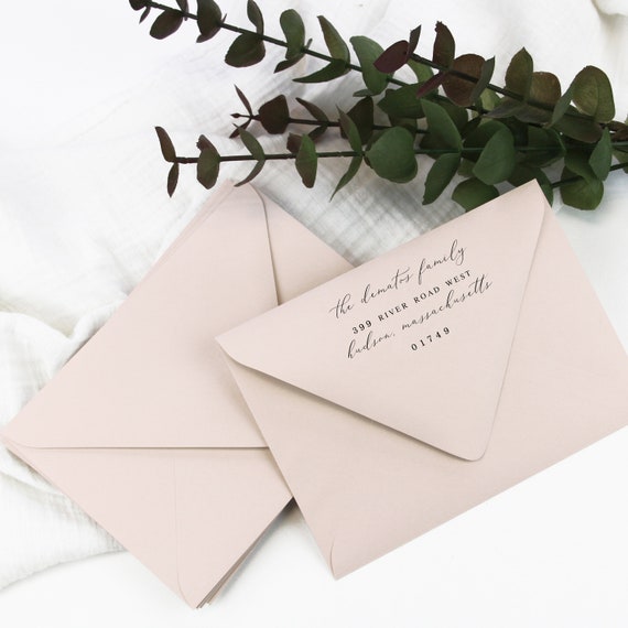 Enveloppes rose poudré et rose poudré pour faire-part de mariage