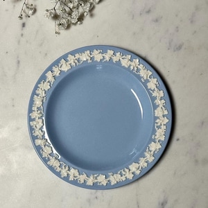 Vintage Wedgwood Blue Embossed Queen&#39;s Ware Plate - Hergestellt in England
