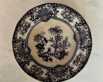 Piatto antico Flow Black Transferware – Motivo Shapoo, 7,5", Ironstone inglese della metà del XIX secolo