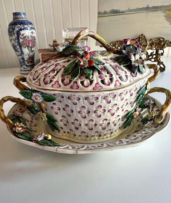Antique Circa 1770s Worcester Porcelain Chestnut Basket, Cover