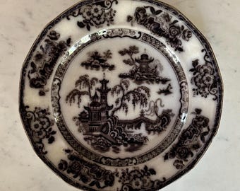 Piatto antico Flow Black Transferware del 1850 – Modello E. Challinor “Pelew” – 9,5" Ironstone