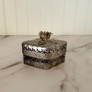 Vintage Silver-Tone Jewelry Box – Ornate Floral Lid with Raised Rose Top