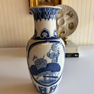 Wazon porcelanowy w kolorze niebieskim i białym w stylu vintage z Chin – 10 cali wysokości