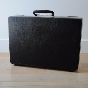 Malette noir vintage avec des fixations métalliques. Cartable - Sac Lap Top - Porte-document
