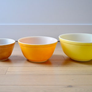 Set of 3 vintage the &#39;&#39;Town and country&#39;&#39; Pyrex pattern Mixing/ Nesting bowl