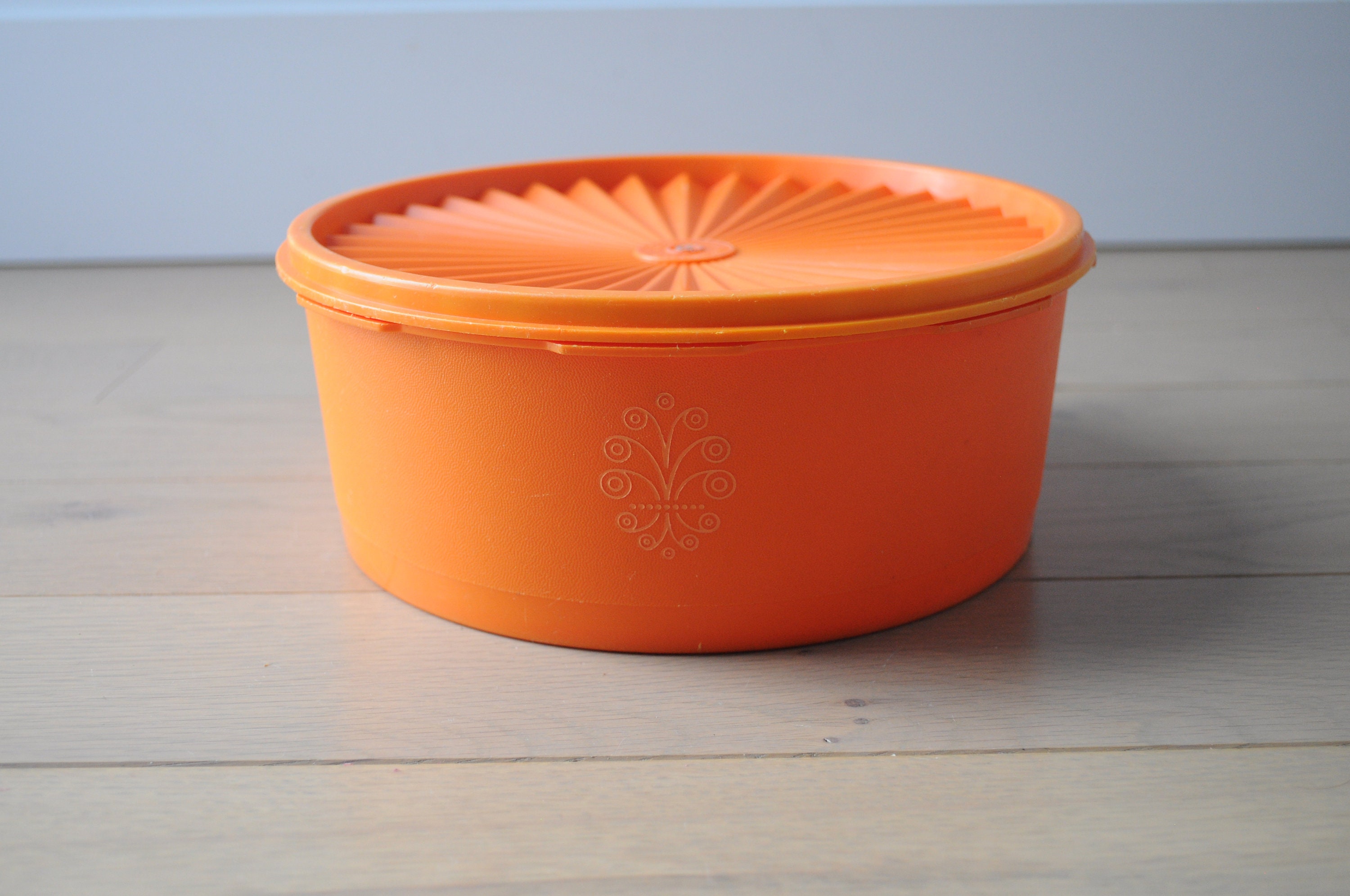 Grande boite TUPPERWARE soleil orange vintage – Les trouvailles de