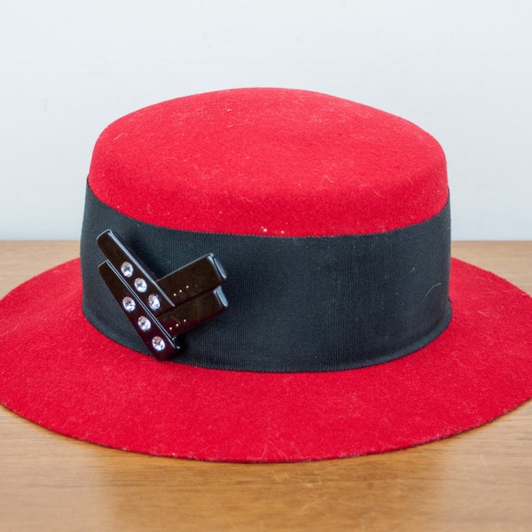 Chapeau en feutre rouge fait par boutique Kates