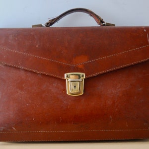 Malette en cuir brune vintage avec des fixations métalliques en cuir. Cartable - Sac Lap Top - Porte-document