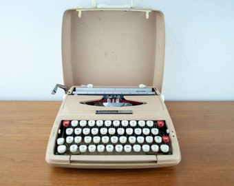 Working Typewriter Majestic 700 vintage manual typewriter