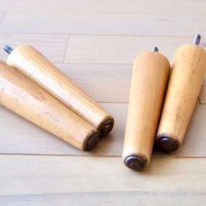 Set mit vier Mid-Century-Möbelfüßen für Schreibtisch, Sideboard, Buffet oder Sofa – Vintage – Beschläge – Retro-Dekor