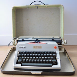 Working typewriter Olympia De Luxe vintage manual typewriter