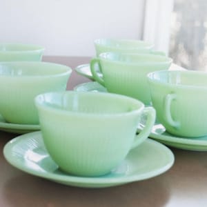 6 Fire King JADEITE Cups and Saucers set. Excellent Condition. JANE RAY Pattern with nice Ribbing.