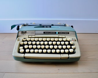 Working typewriter Smith-Conora  Galaxie Deluxe vintage manual typewriter